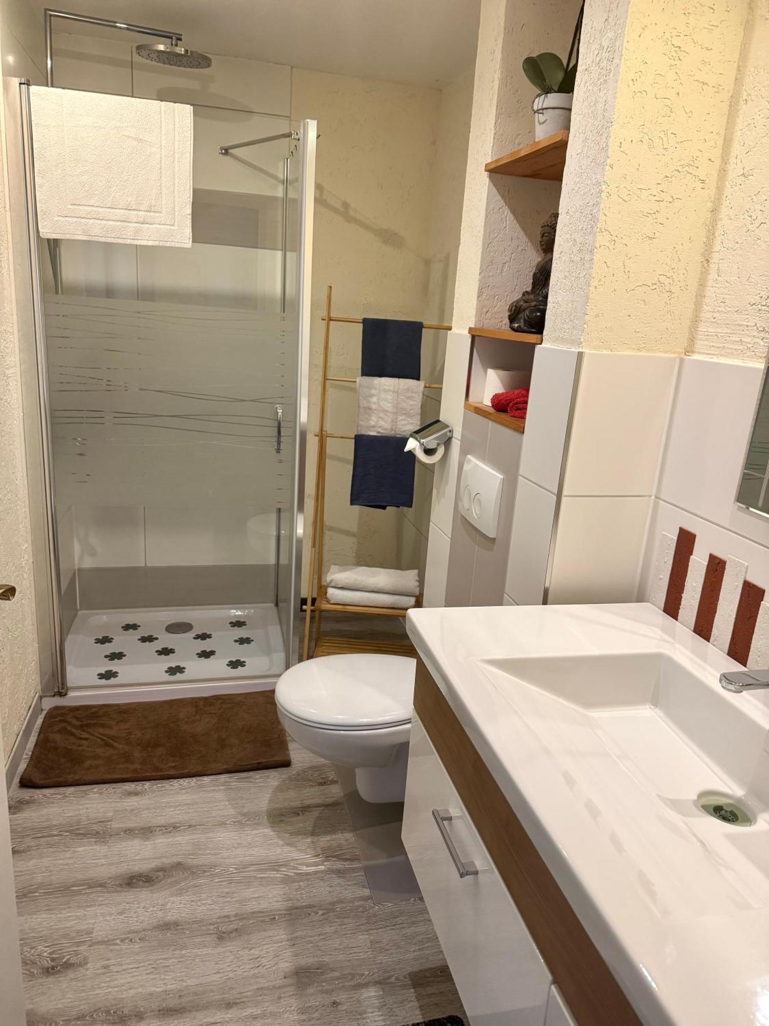 Wohnung Mit Charme, Netflix Rheinstetten Exteriör bild